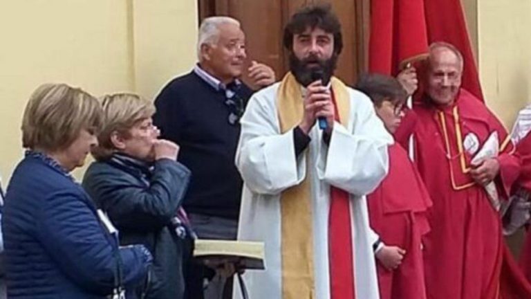 Riccardo Ceccobelli nel mezzo della messa il sacerdote ha confessato di essere innamorato