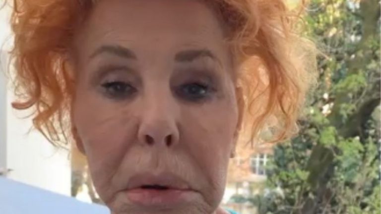 Ornella Vanoni lancia un appello “Mi servono badanti che sappiano rollare. Fumo canne da 55 anni”