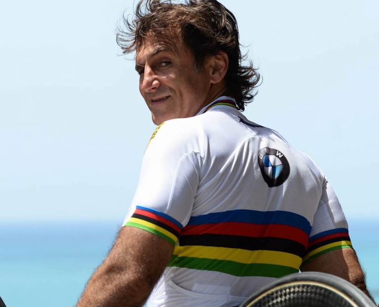 Alex Zanardi torna in sedia a rotella e s’allena