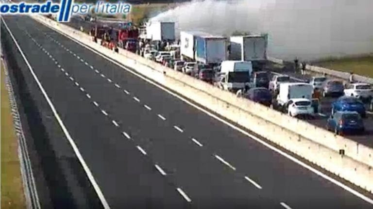 Inferno sulla A1. Tir in fiamme dopo uno scontro. C’è una vittima