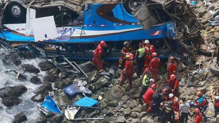 Bus precipita dalla scarpata, almeno 16 morti. Soccorritori a lavoro per salvare i superstiti