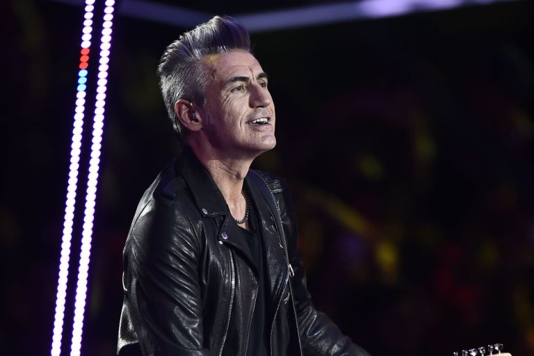 Ligabue il rocker beccato in giro a fare shopping