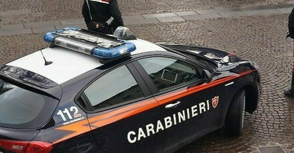 C’è il temporale, torna a casa prima e scopre la compagna a letto con l’amante. Scoppia un putiferio