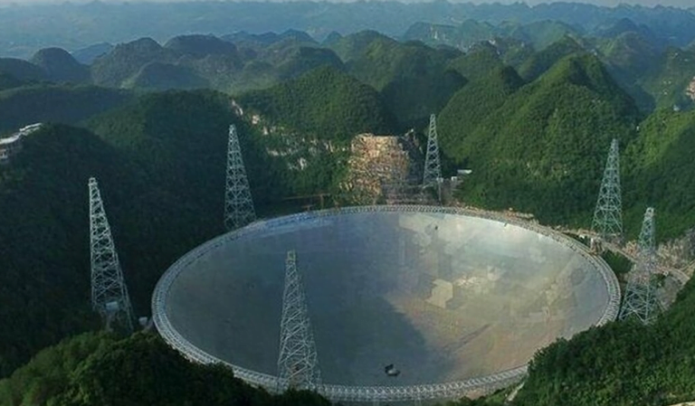 Pechino intercetta gli alieni. I segnali misteriosi del super telescopio cinese