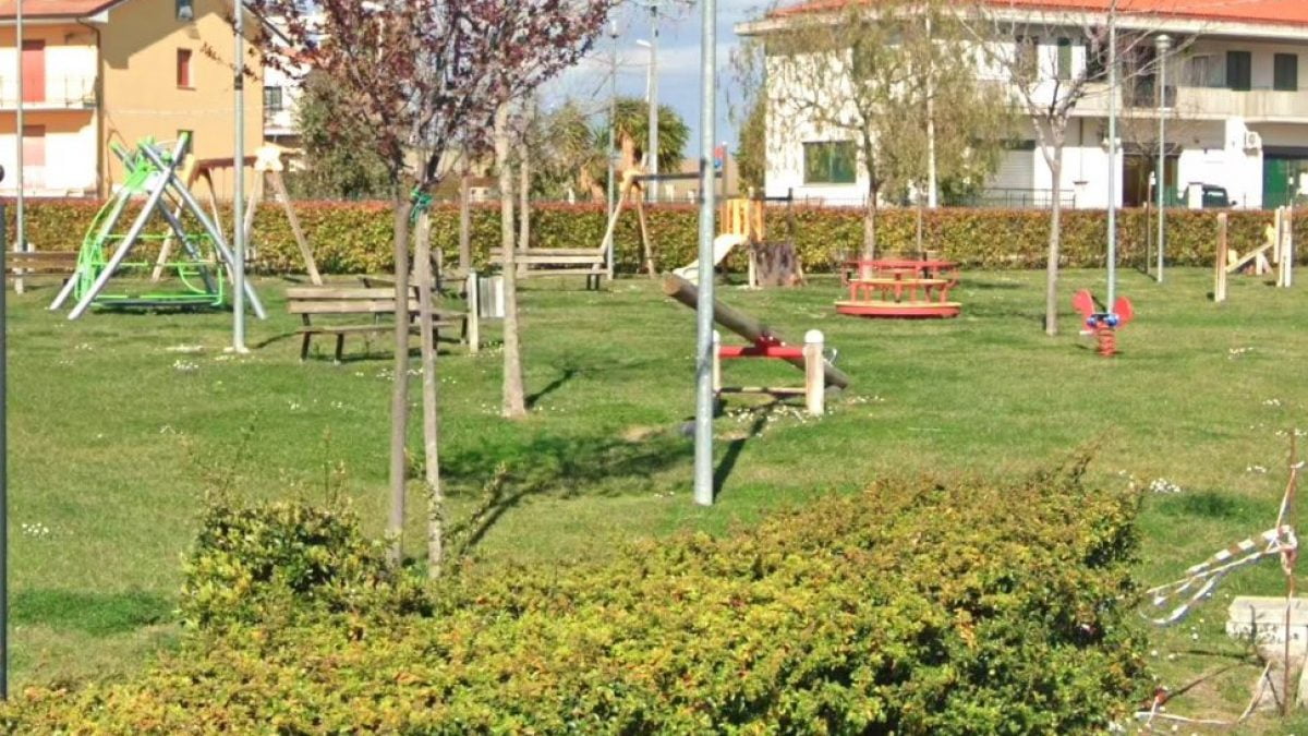 Folgorato da palo elettrico mentre gioca al parco con gli amici, 13enne grave in Rianimazione