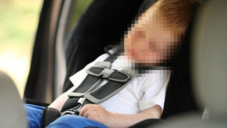 Dimentica il figlio di 18 mesi nell’auto sotto il sole, il bimbo muore: 37enne si uccide sparandosi