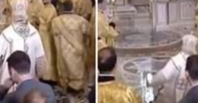 Russia, il patriarca Kirill scivola sull’ acqua santa e finisce a terra durante una funzione religiosa Video