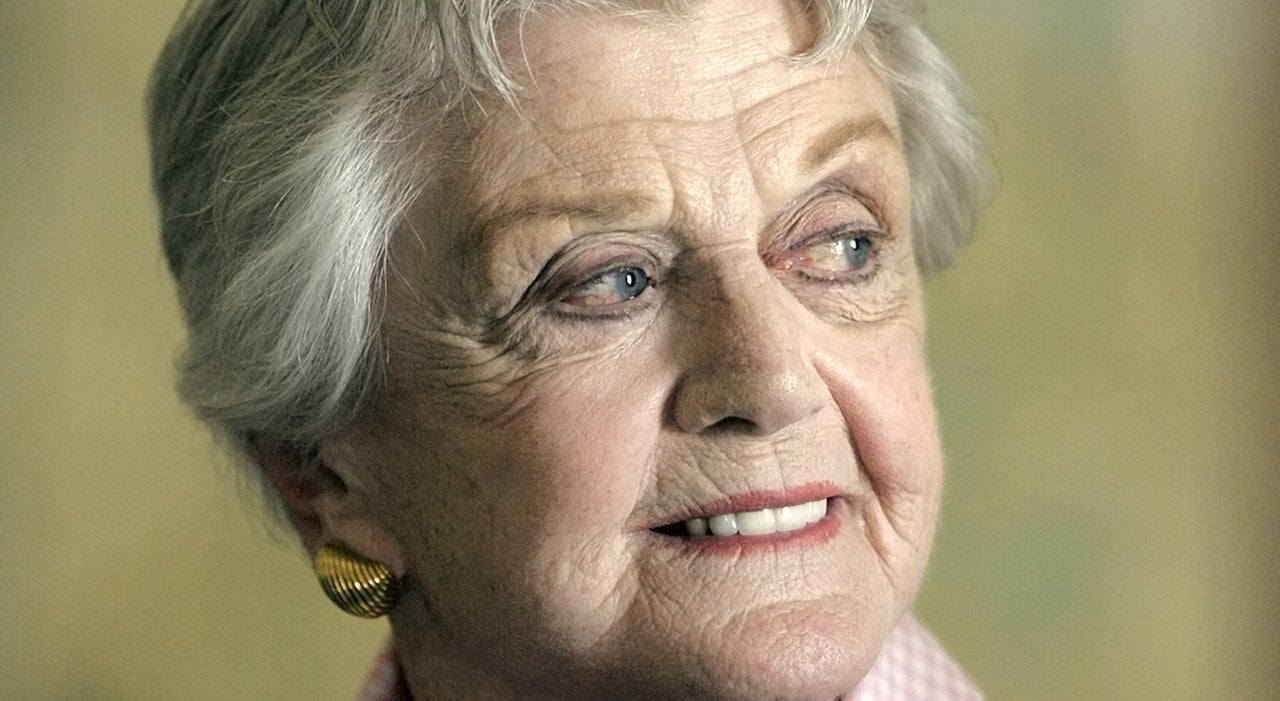 È morta Angela Lansbury: addio alla Jessica Fletcher della serie “La signora in giallo”, aveva 96 anni