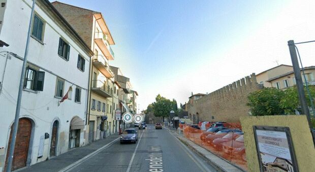 Arezzo, un uomo ammazza tragicamente la vita di moglie e suocera sotto gli occhi dei figli. Il figlio più grande allerta le forze dell’ordine: “Intervenite, mio padre è un omicida”.