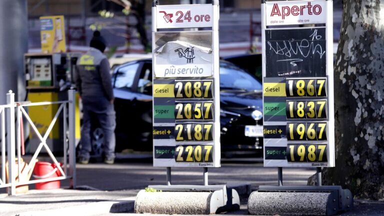 L’impasse di Suez potrebbe innescare un aumento di benzina e bollette