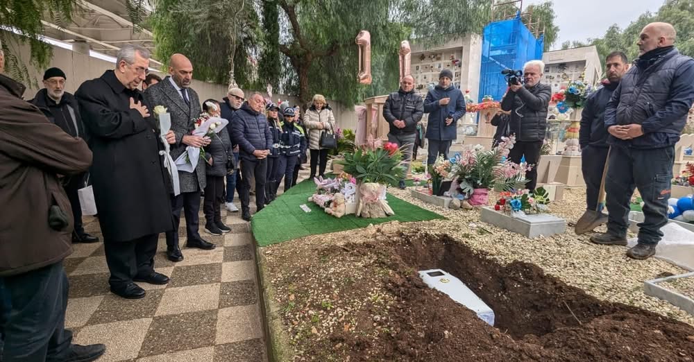 Funerali del neonato morto nella culla termica a Bari, il vescovo: “Perdonaci, non ti abbiamo protetto”