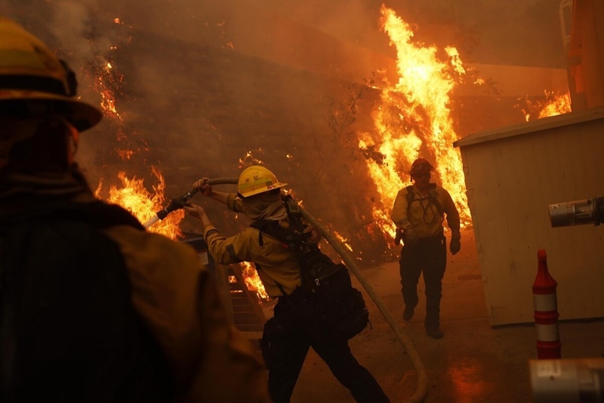 Incendio devastante a Los Angeles, il fuoco minaccia le residenze delle celebrità di Hollywood: le foto