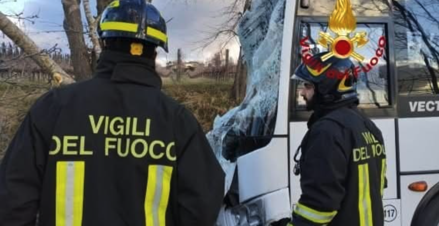 Scuolabus colpito da un albero nel Fiorentino: i bambini stanno bene, vigili del fuoco sul posto