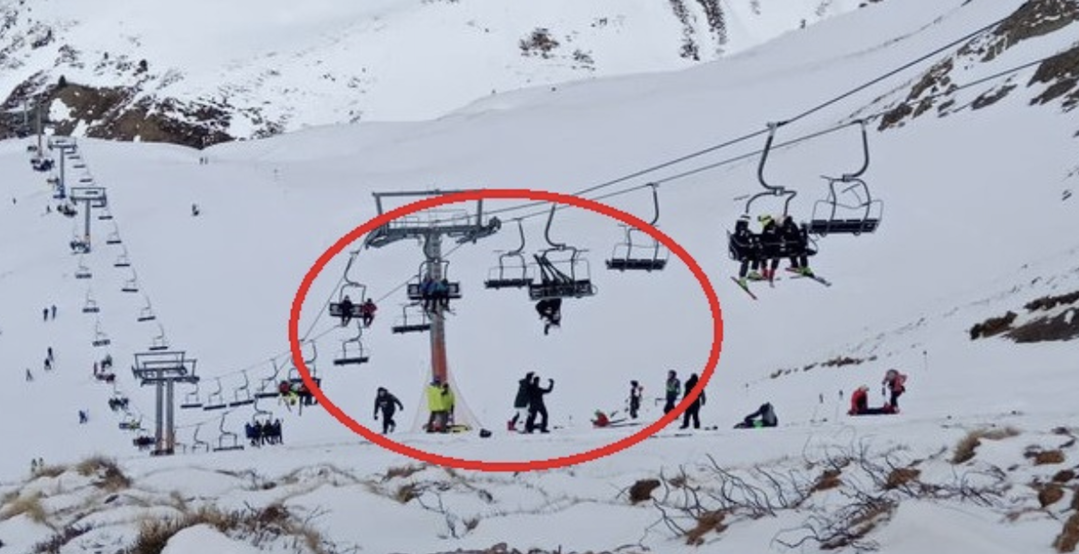 Drammatico incidente in una stazione sciistica: seggiovia crolla provocando feriti gravi e un’operazione di soccorso massiccia