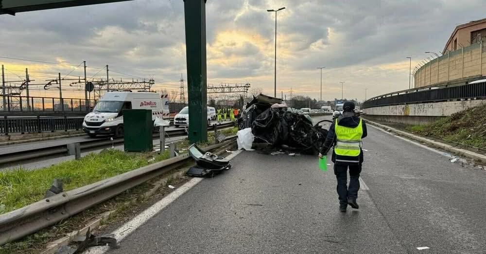 Dramma sulla tangenziale a Roma, auto ribaltata: due giovani donne ferite gravemente. Strada chiusa in direzione San Giovanni