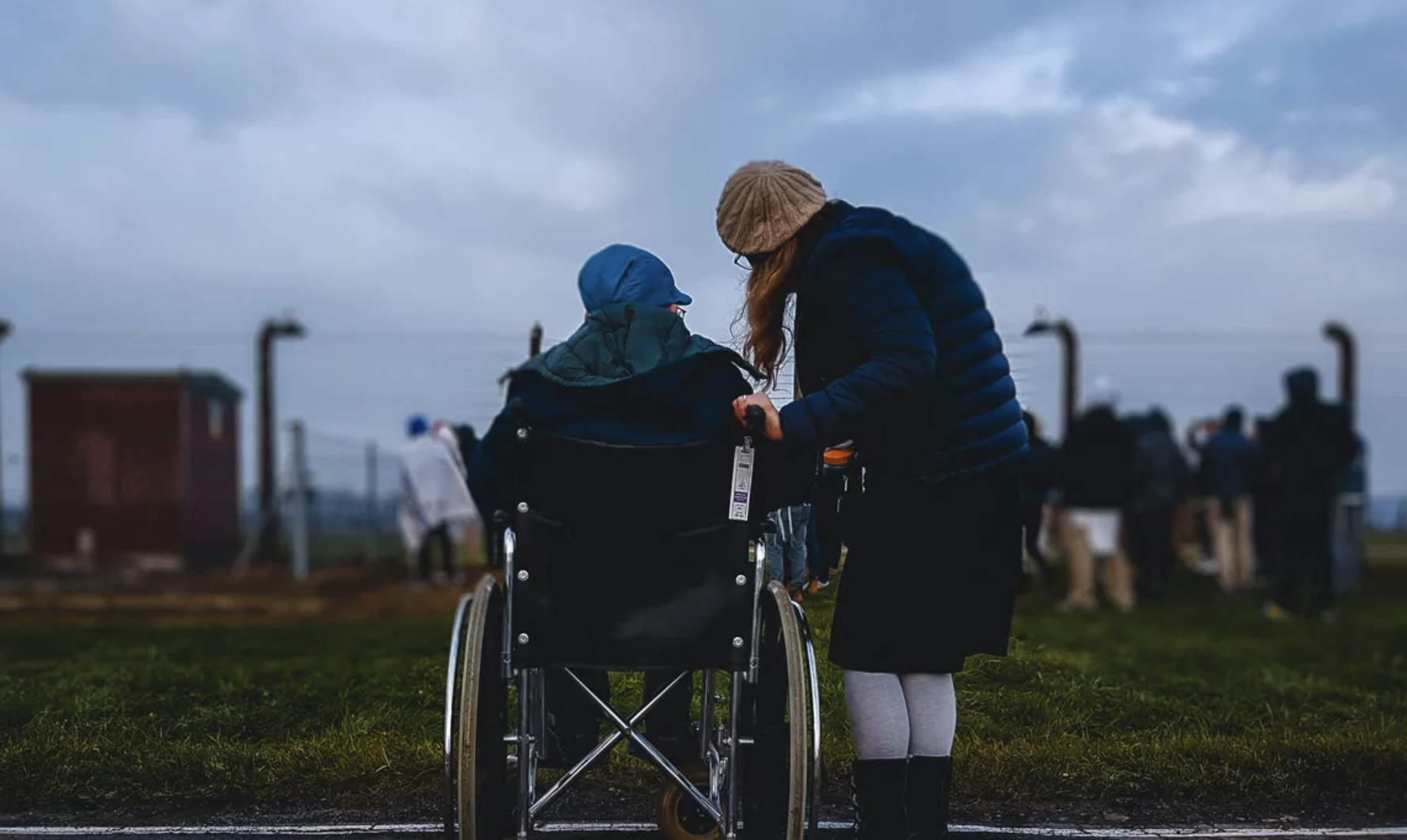 La sposa non voleva che suo padre in carrozzina la accompagnasse all’altare finché non lo ha visto in TV