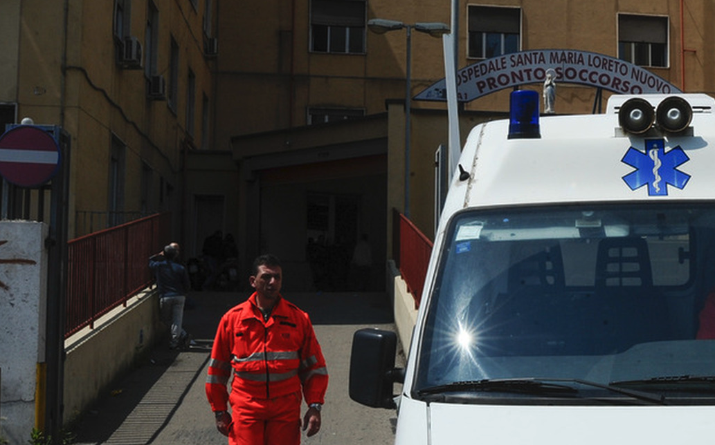 «Avete tardato ad arrivare»: familiari di un paziente attaccano con calci e pugni il personale del 118, poi il paziente perde la vita