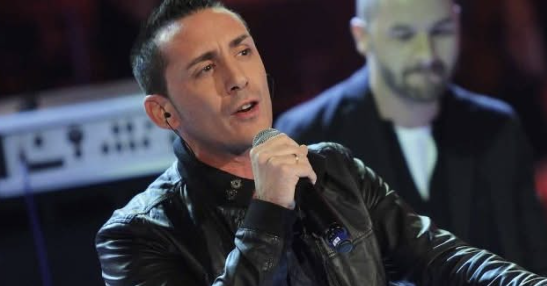 Kekko Silvestre dei Modà si infortuna a Sanremo 2025: “Una caduta dalle scale”