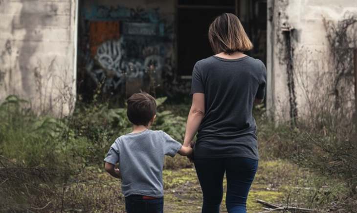 Ho scoperto che la tata di mio figlio lo portava segretamente ogni giorno in un seminterrato abbandonato – quello che ho trovato lì mi ha lasciato scioccata