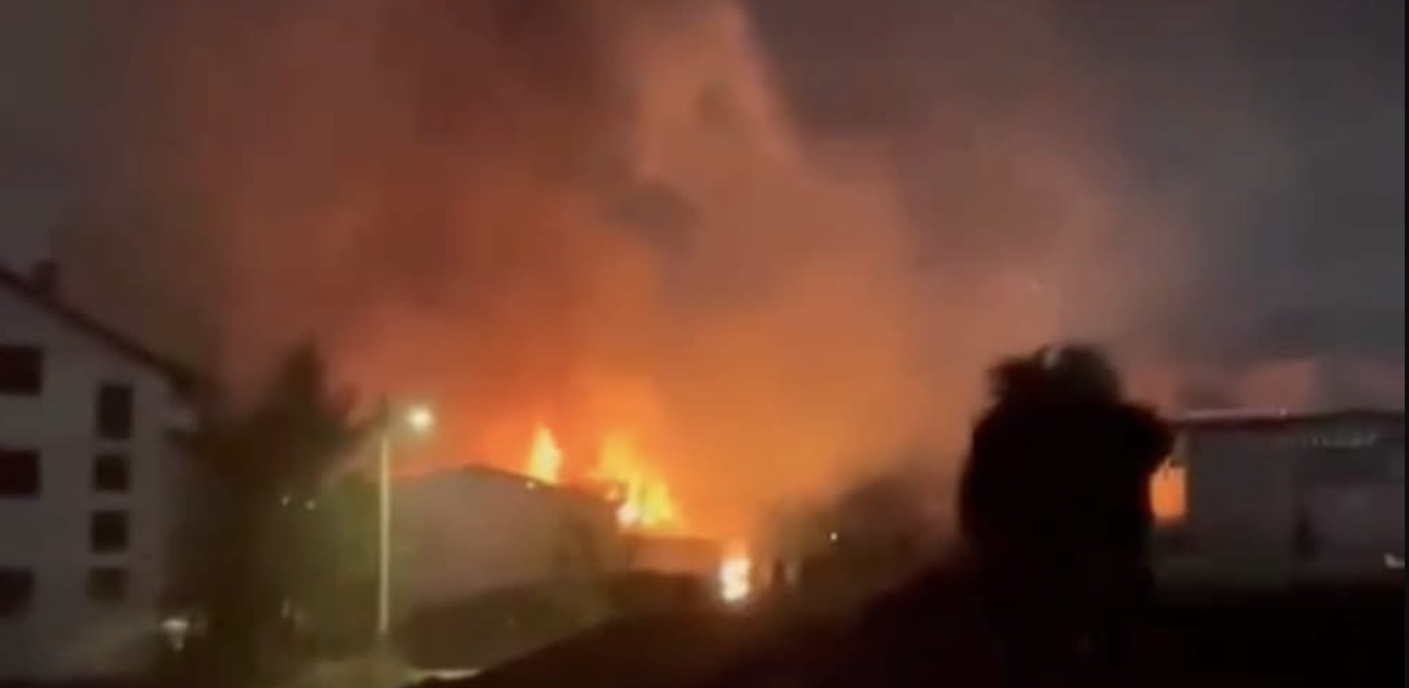 Come è divampato l’incendio che ha causato la morte di 59 giovani in Macedonia del Nord: il video della tragedia