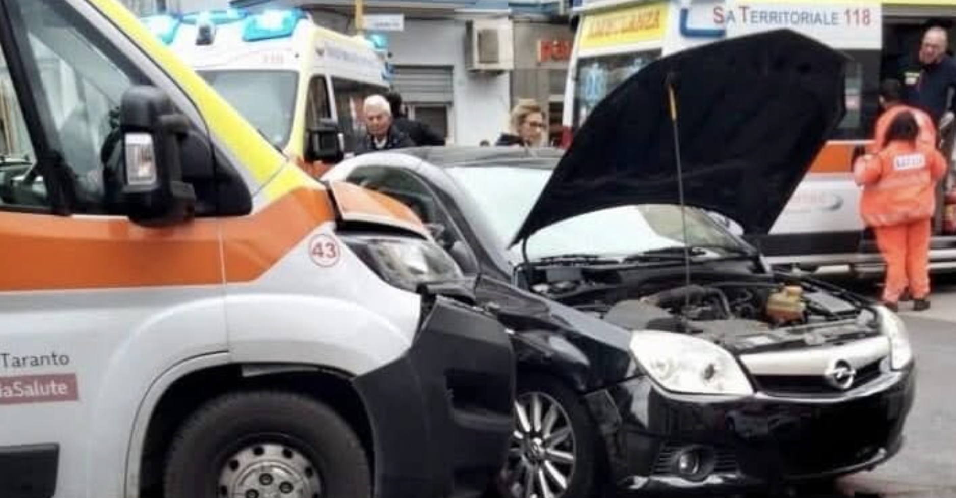 Drammatico incidente: ambulanza si schianta con un’auto, cinque persone coinvolte